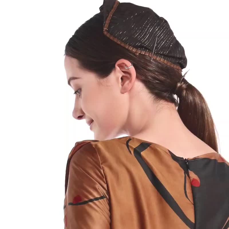 設計師帽帽 獨一份的手工塑造香云紗耳朵帽 - 帽子 - 絲．絹 