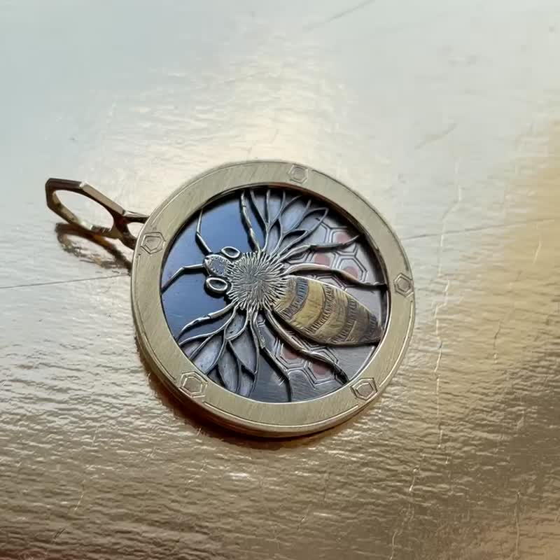 Bee bySardakowski author's picture of metal (necklace) Hand Engraved Gift - 項鍊 - 銅/黃銅 黃色