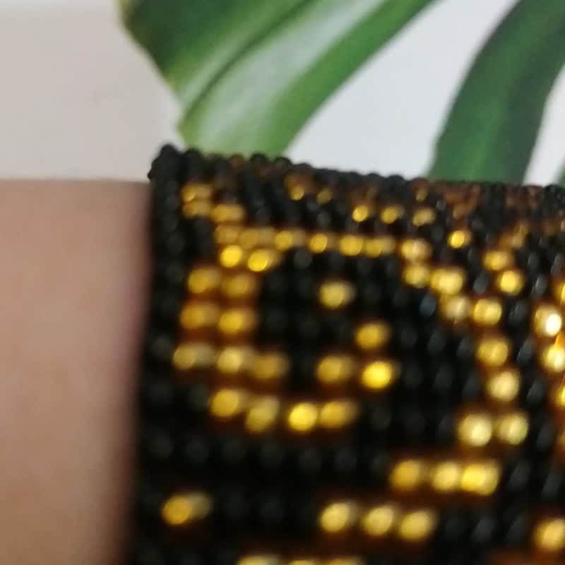 Black and gold Wide beaded bracelet Geometric seed beaded bracelet Elegant beade - สร้อยข้อมือ - แก้ว สีดำ