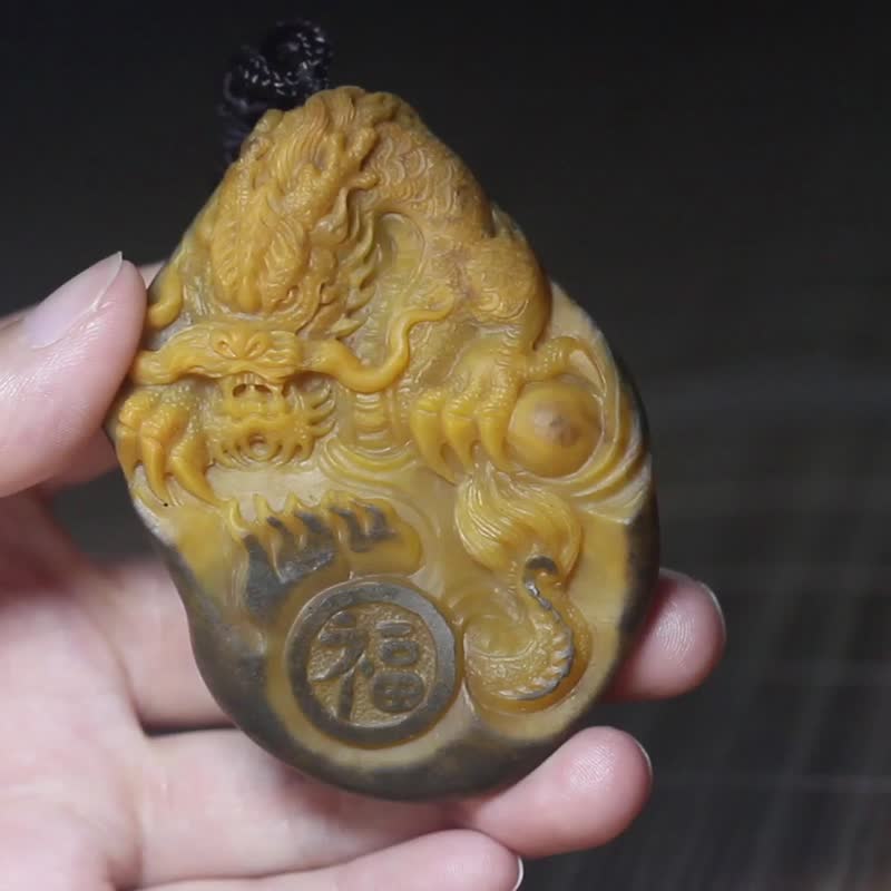 【祥龍降幅】天然黃蠟石手把件/十二生肖龍手玩件/玉石掛件項鏈 - 項鍊 - 玉石 橘色