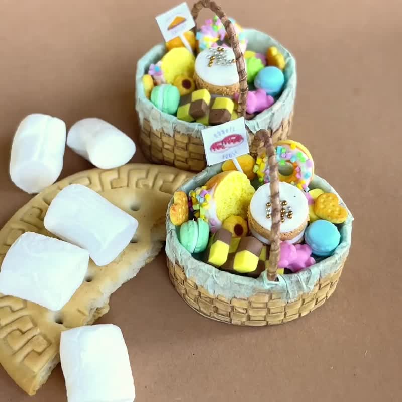 Miniature basket for a dollhouse with sweets in scale 1:12 - ตุ๊กตา - วัสดุอื่นๆ หลากหลายสี