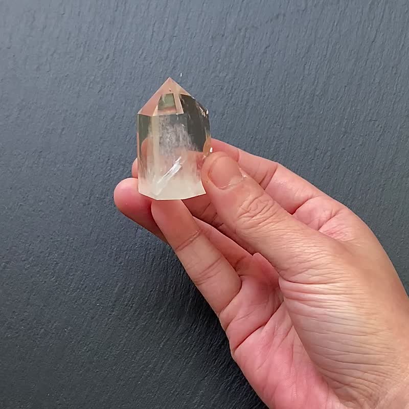 能量擺件-天使之翼 天然冰透可愛胖胖藍針白水晶能量柱 冥想 療癒 - 擺飾/家飾品 - 水晶 白色