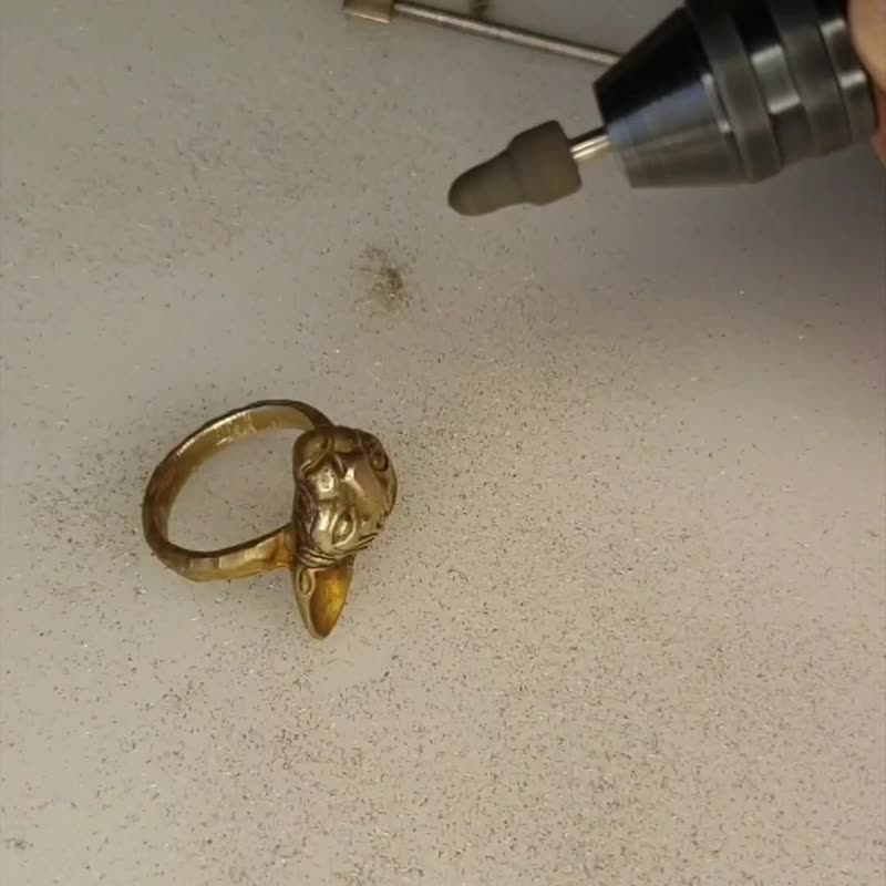 Sphinx ring made of brass - 戒指 - 銅/黃銅 金色