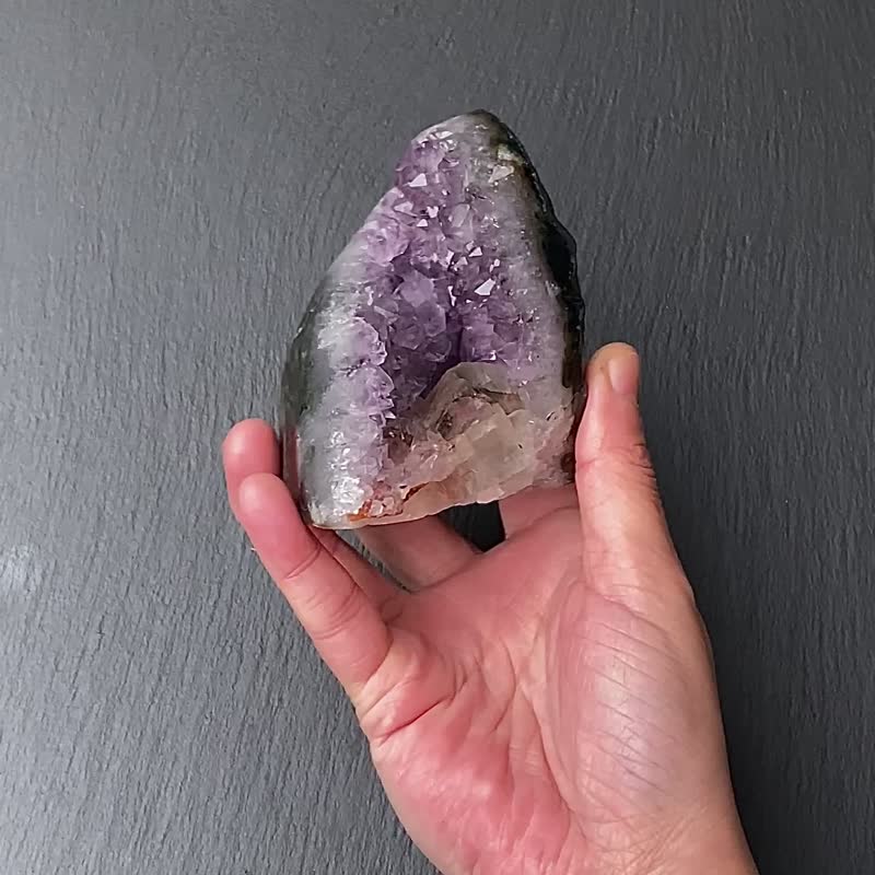 招財開運-天然原礦異象彩虹山形晶洞紫晶鎮共生方解石及黑碧璽 - 擺飾/家飾品 - 水晶 多色