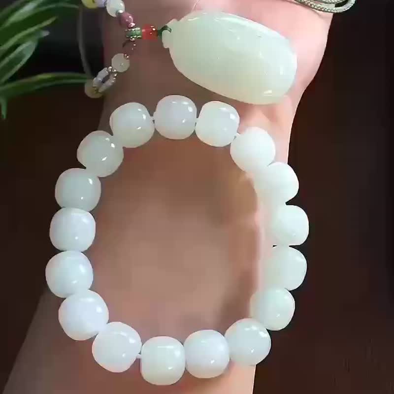 Picking up the missing price Hetian white jade old-fashioned bead bracelet Hetian jade suet jade peony flower magpie peace brand set - สร้อยข้อมือ - หยก 
