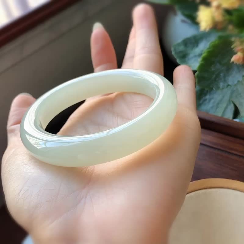 高冰青白色美玉鐲 精緻和田玉 料子冰潤細膩超圈口54 - 吊飾/掛飾 - 玉石 