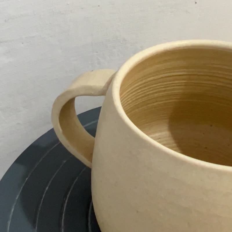 【モーニングホワイト-コーヒーカップ】リム陶器 | ハンドメイド | 手練り陶器 | 02 - グラス・コップ - 陶器 イエロー