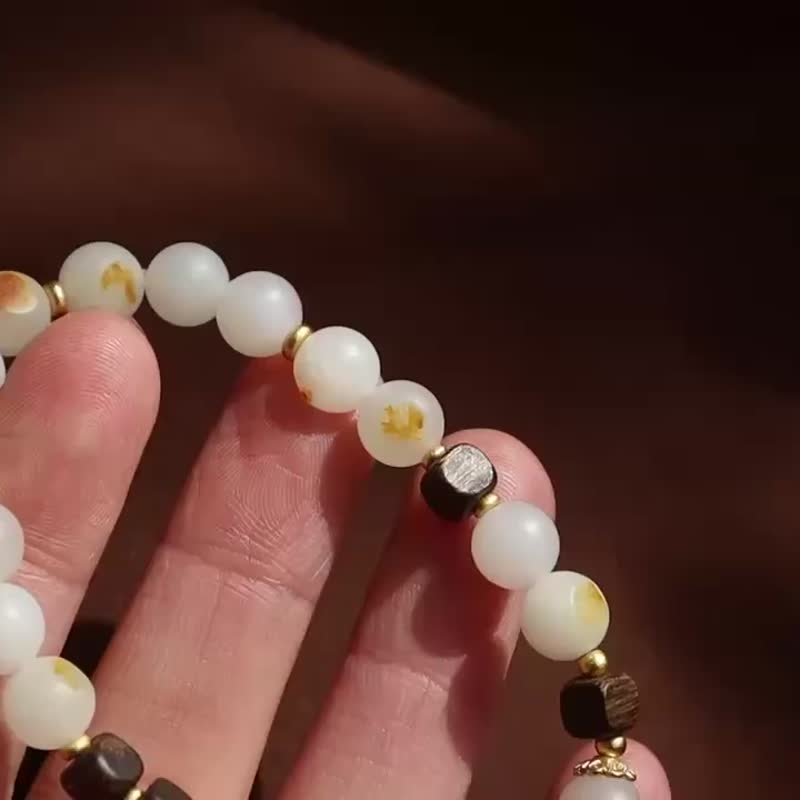 天然和田玉羊脂玉手鏈 珠子圓潤 脂份好 柔光工藝帶皮色搭配沉香 - 手鍊/手環 - 玉石 