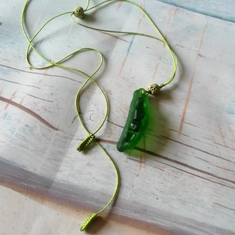 Pea Pod pendant necklace豌豆莢長項鍊Sea glass Pea Pod necklace Girlfriend gift串珠項鍊首飾吊墜 - Necklaces - Glass Green