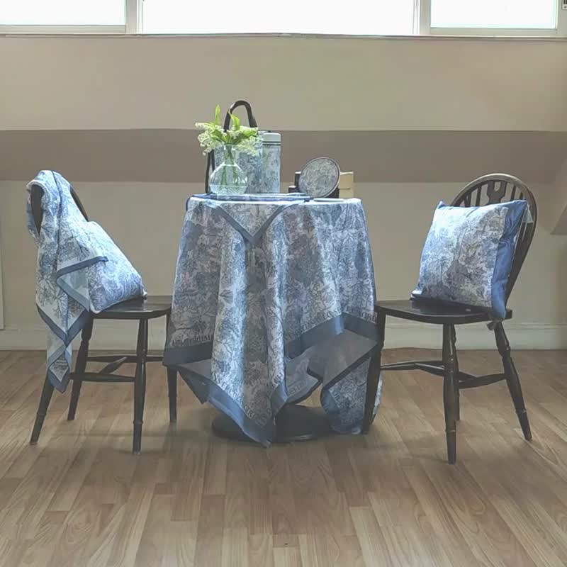 Toile De Jouy Waterproof Tablecloth (Water-Resistant Satin-Like Fabric) - ผ้ารองโต๊ะ/ของตกแต่ง - เส้นใยสังเคราะห์ สีน้ำเงิน