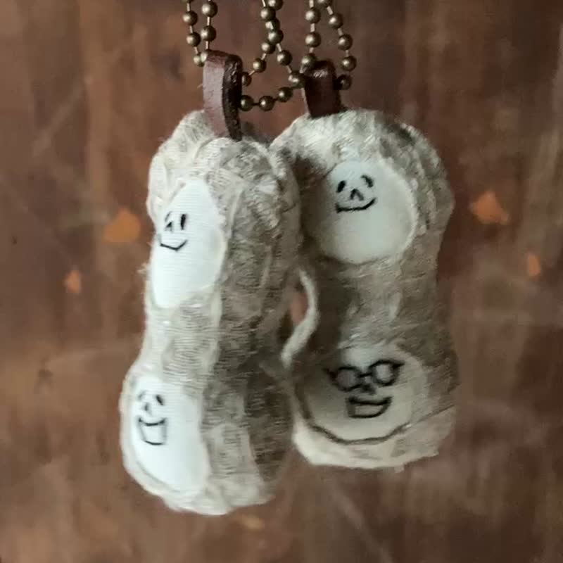 花生人偶刺繡吊飾 - 鑰匙圈/鑰匙包 - 棉．麻 卡其色