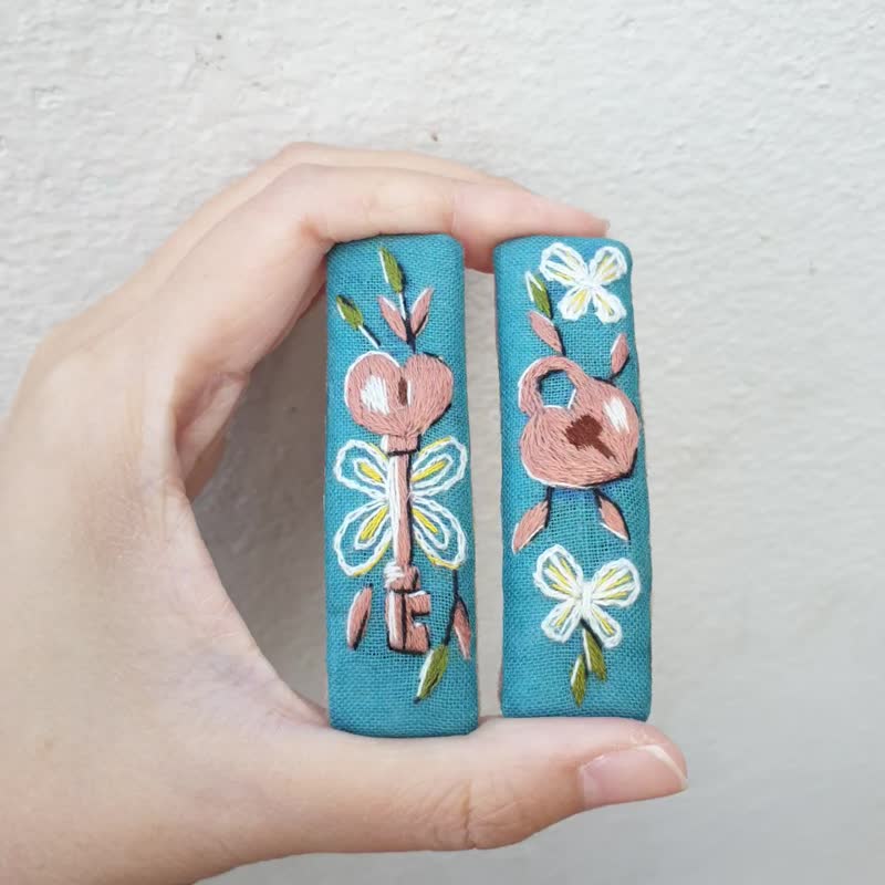一組兩入 กิ๊บกุญแจ และแม่กุญแจ, embroidery hairclips, กิ๊บติดผม, Handmade hairclips - เครื่องประดับผม - ลินิน ขาว