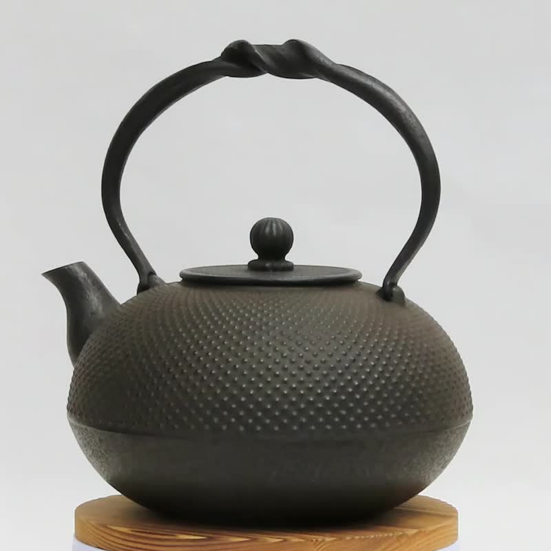 Nanbu tekki Gen Kuzumaki's handmade cast iron kettle futon shape arare 1L - ถ้วย - โลหะ สีดำ