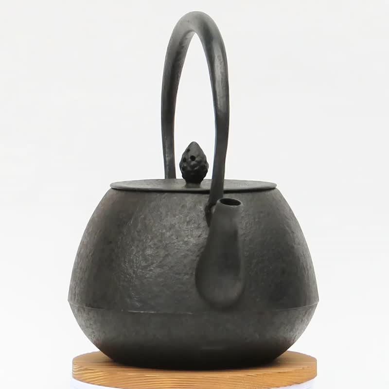 Nanbu tekki kozan's handmade cast iron kettle acorn 1.2L - Teapots & Teacups - Other Metals Black