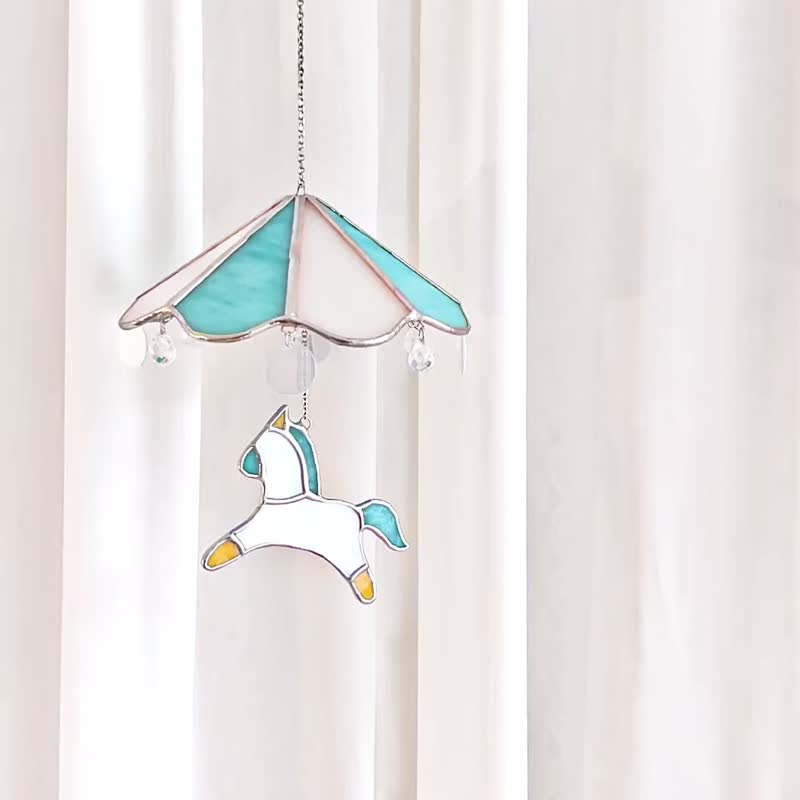 Merry-go-round Unicorn stained glass suncatcher, handmade - ของวางตกแต่ง - แก้ว หลากหลายสี