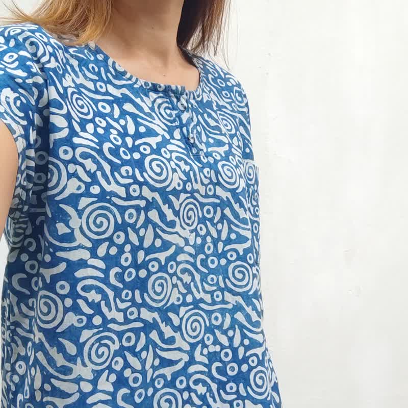 Batik Circle - 短袖輕薄棉質夏季上衣 - 女上衣/長袖上衣 - 棉．麻 藍色