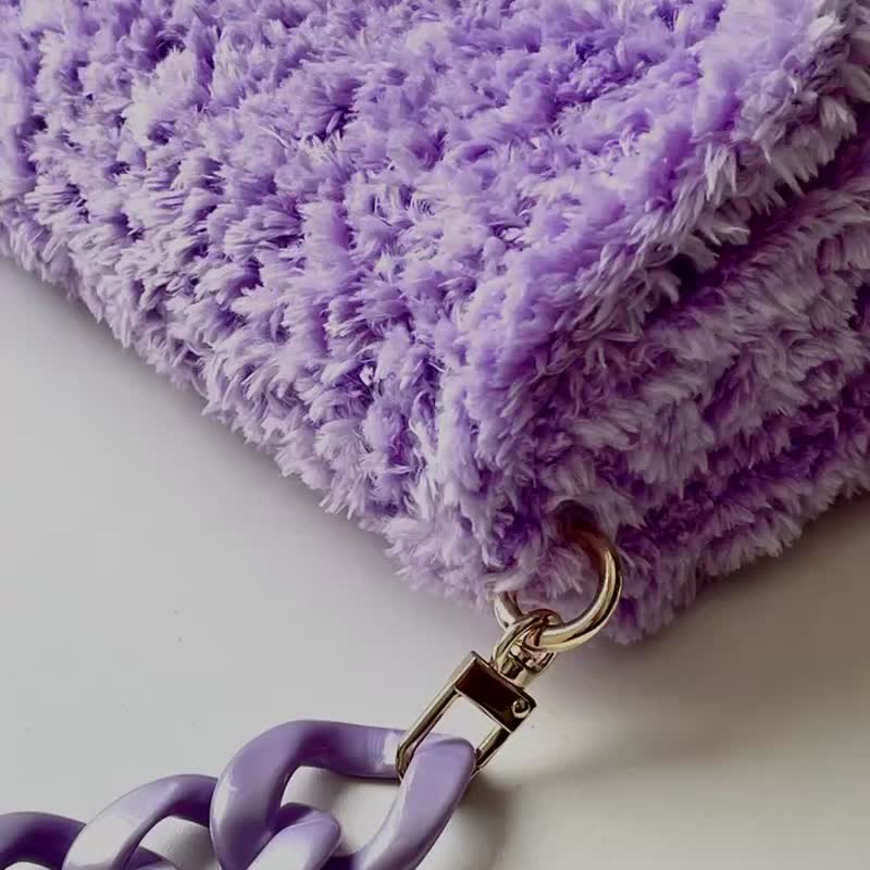 Lilac fur bag. Bag handmade. Crochet bag. Clutch fur. - กระเป๋าคลัทช์ - เส้นใยสังเคราะห์ สีม่วง