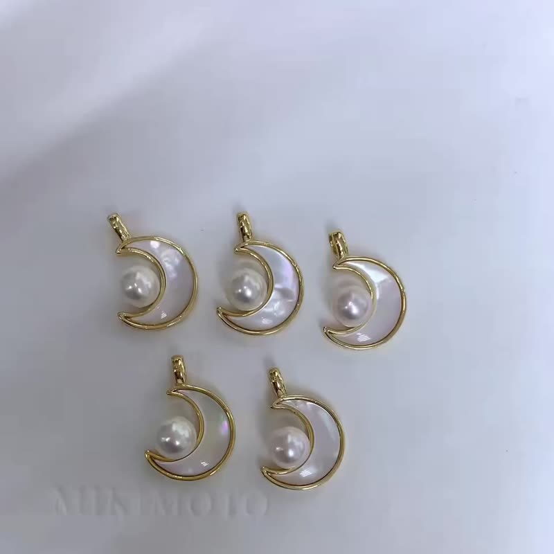 Moon natural freshwater pearl Silver pendant comes with gold surface Silver - สร้อยคอ - ไข่มุก ขาว