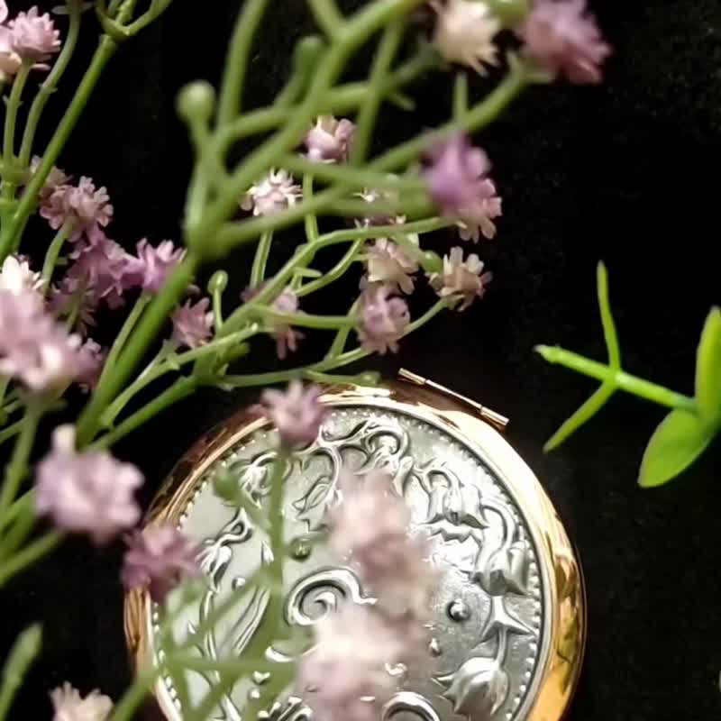 [Customized] Happy Lily of the Valley tin carving portable mirror (can be engraved) - Metalsmithing/Accessories - Other Metals 