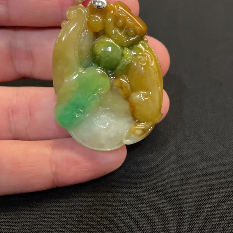 Hanyu jewelry. Three-color jade of good fortune, longevity and old age. Monkey offering longevity. Three-color Burmese jade. Attached - อื่นๆ - หยก 