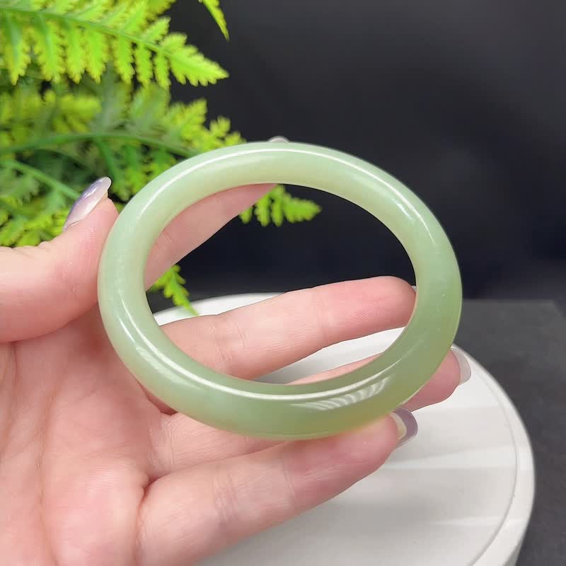 Fine green grape milk cap snake pattern jade bracelet 61MM Ice smooth light green and white Xiuyan jade bracelet confident and beautiful - สร้อยข้อมือ - หยก 
