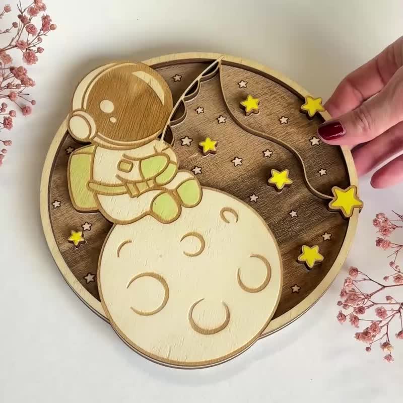 Astronaut Wooden Baby Room Sign - Cute Astronaut - Nursery Decor - Handpainted - 兒童家具 - 木頭 