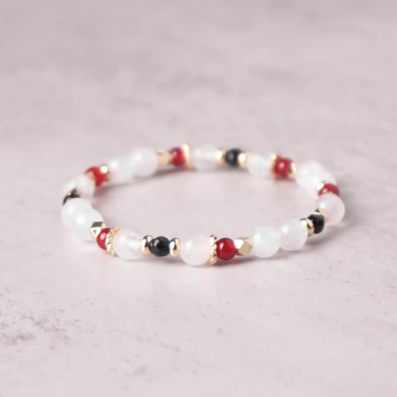 Red-Crowned Crane // Moonstone Red Agate Black Agate Bracelet // Inner peace, good popularity and peace - สร้อยข้อมือ - คริสตัล ขาว