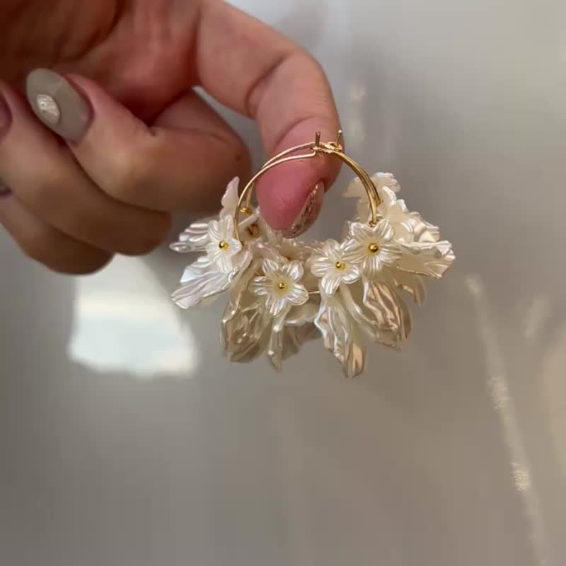 Wedding Bride Party Petal Flower Hoop Pearl Bridesmaid Small Flower 14kgf Hypoallergenic - Earrings & Clip-ons - Other Metals Gold