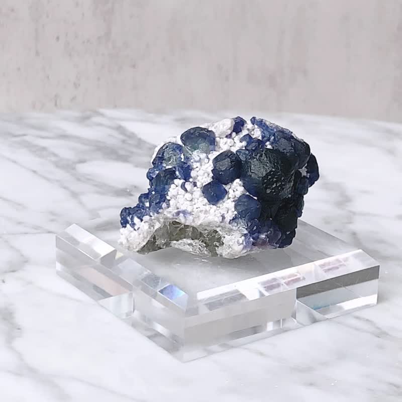 藍莓螢石 稀有結晶 // 帶來創意 舒緩思緒 // 原礦 贈底座 - 擺飾/家飾品 - 水晶 藍色