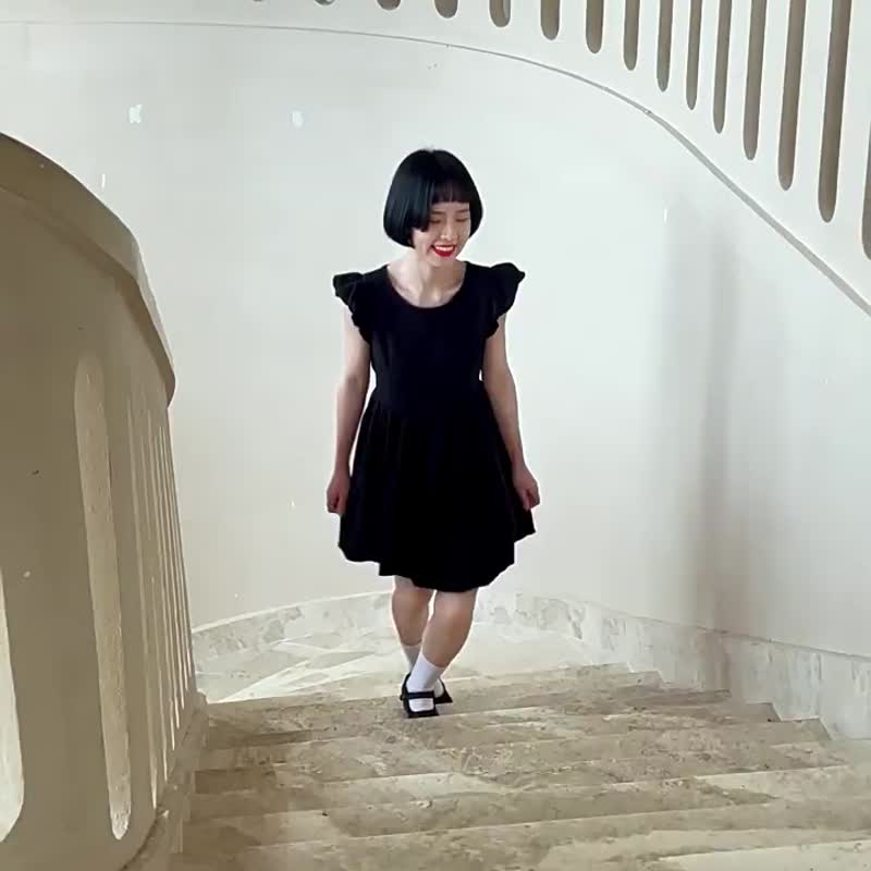 Black cloud bud fluffy dress short-sleeved summer short skirt with flying sleeves pleated skirt small one-piece dress - ชุดเดรส - ผ้าฝ้าย/ผ้าลินิน สีดำ