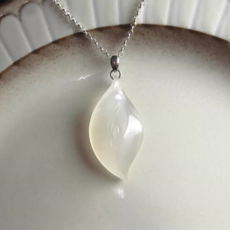 Christmas gift box | Jade pendant simple and classic series - Chunxun white chalcedony/calla lily flower design - สร้อยคอ - หยก สีใส