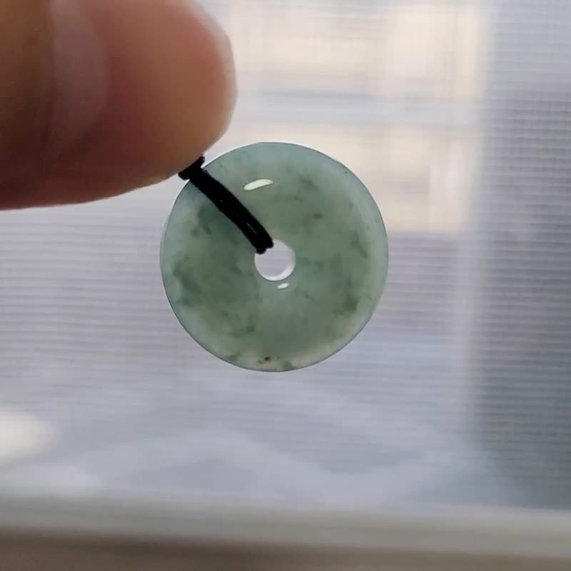 【親翠】天然翡翠 冰滿綠飄綠花溫潤平安扣調整型繩鏈 極簡風格 - 項鍊 - 玉石 綠色