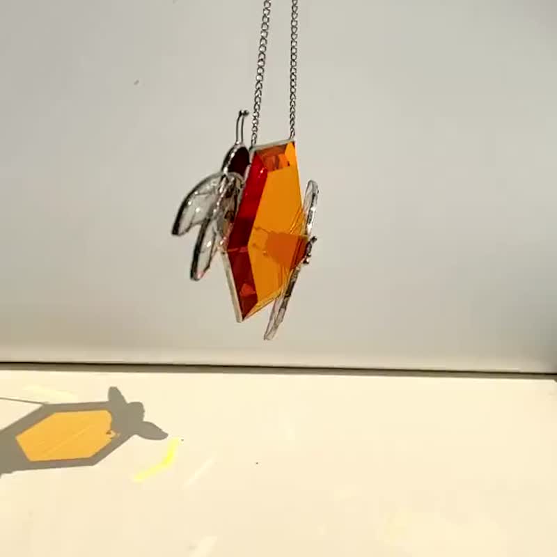 Stained Glass Bee with Honeycomb Suncatcher Window Hanging Gift for Gardener - ของวางตกแต่ง - แก้ว สีเหลือง