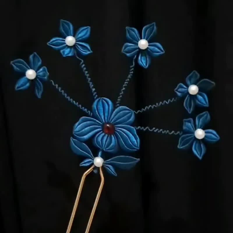 Imitation emerald trembling hairpin - wrapped flowers - อื่นๆ - งานปัก 