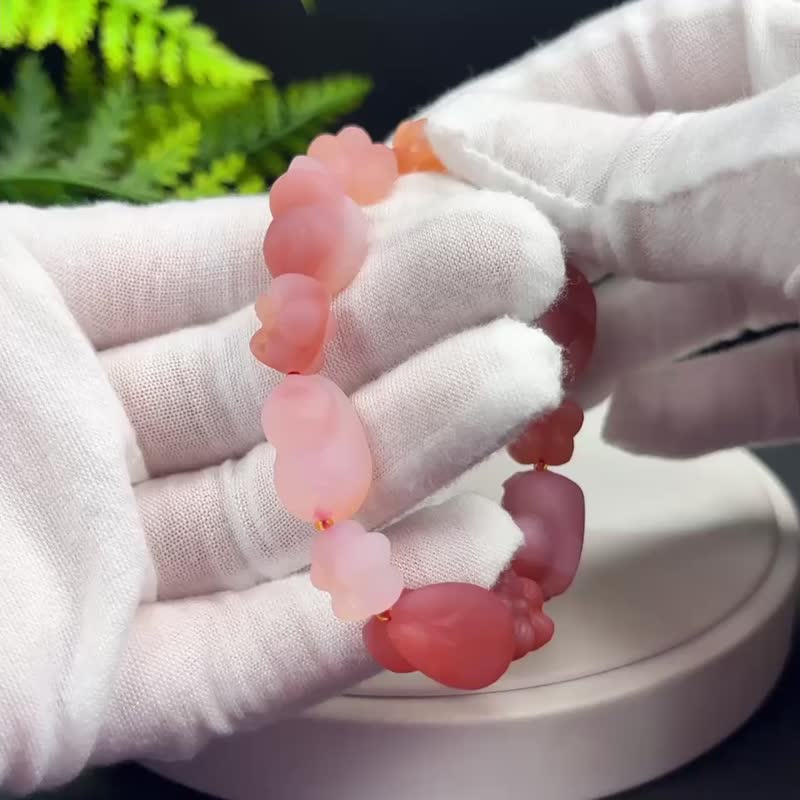 設計款莫桑比克紅瑪瑙手串雕刻啞光趴趴貓配小花悠閑自在吉祥招財 - 手鍊/手環 - 半寶石 紅色