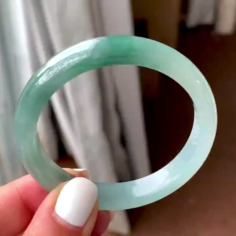 冰種翡翠天然翡翠玉鐲A玉手鐲 玉鈪 • 冰種湖綠半山水翡翠福鐲 - 手鍊/手環 - 玉石 綠色