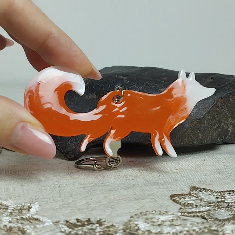 紅狐狸鑰匙圈手工製作。狐狸包包掛件。環氧樹脂鑰匙鏈。狐狸愛好 - 鑰匙圈/鑰匙包 - 樹脂 橘色