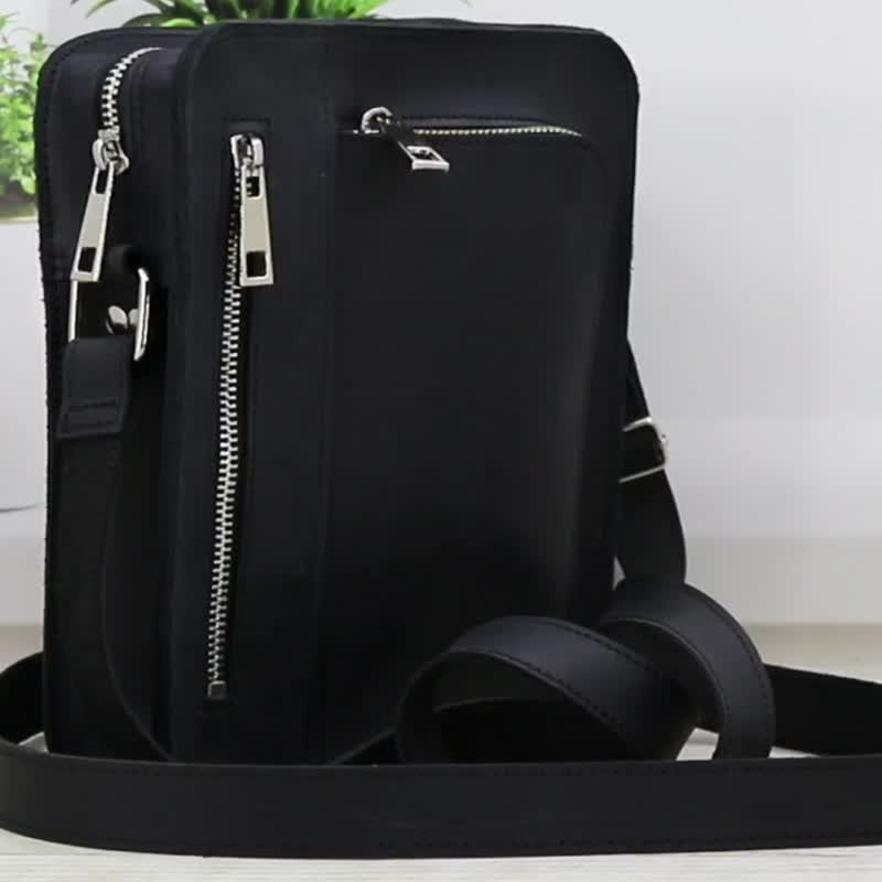 Black Leather Shoulder Bag for Men / Small Handmade Messenger Bag - กระเป๋าแมสเซนเจอร์ - หนังแท้ สีดำ