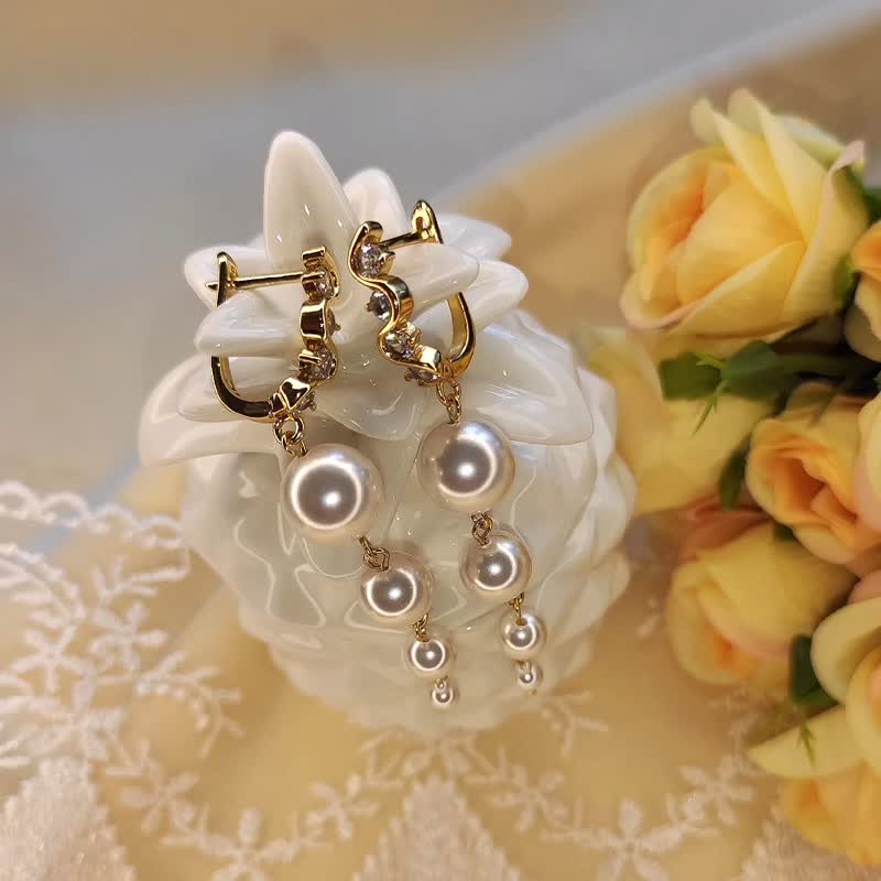 Long Gold Pearl Swarovski Earrings, cascade Pearl Dangle drop Earrings - ต่างหู - ไข่มุก ขาว