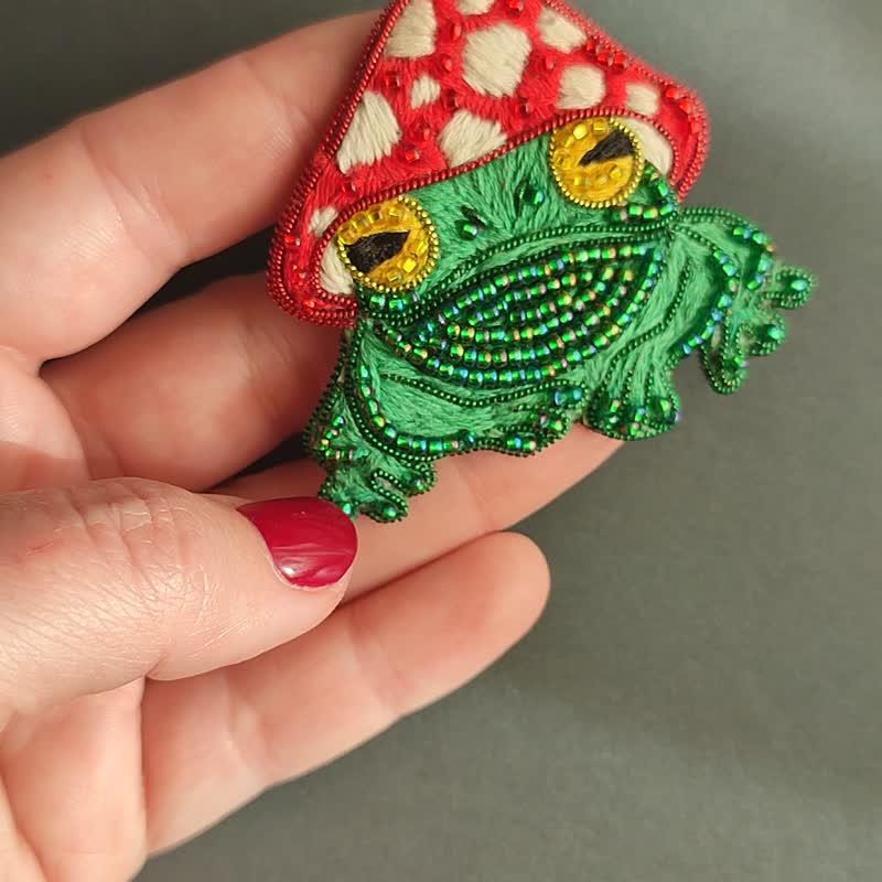 綠色青蛙胸針  萬聖節胸針  串珠蘑菇胸針  現代胸針  刺繡胸針 - 胸針 - 玻璃 綠色